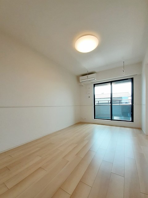 イーゼル－アイ リビング