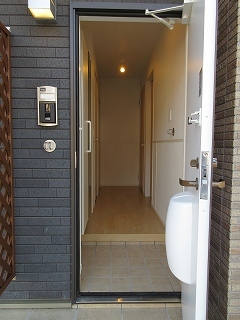 ルミナスコウチＢ 玄関