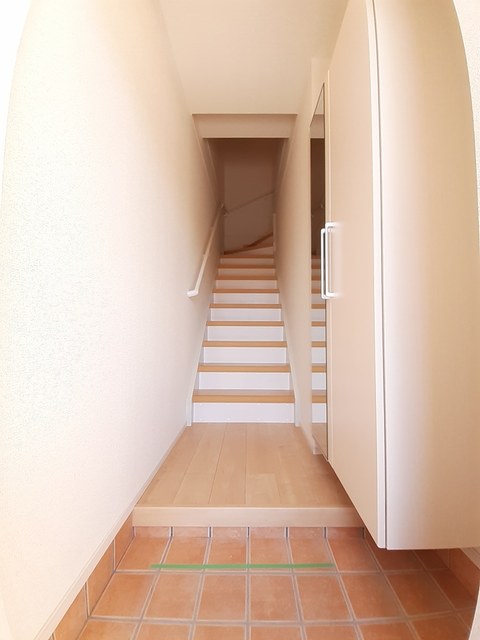 グランディール枝堀Ｂ 玄関