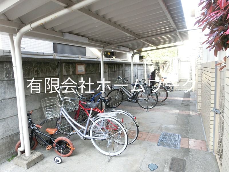 ロイヤルハイツ新高円寺 駐車場