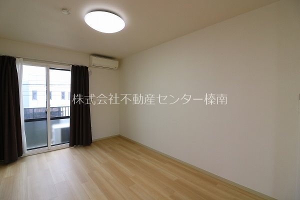 ヴィラ　オルテンシアB リビング
