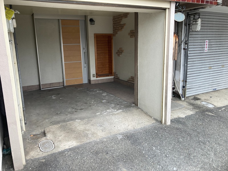中茶屋2丁目貸家 駐車場
