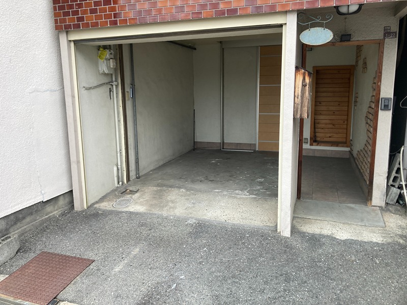 中茶屋2丁目貸家 駐車場