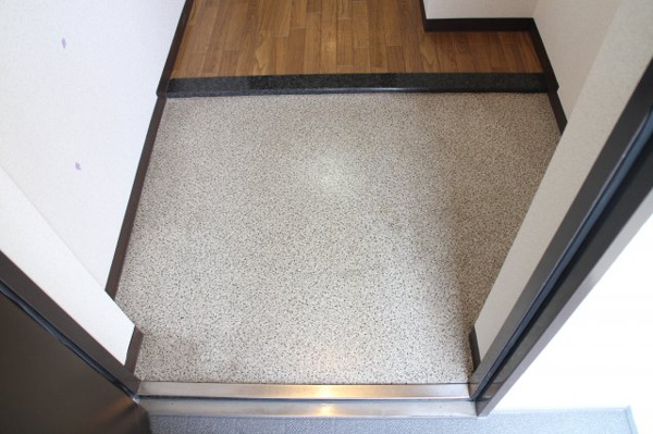 ヴィラージュ今津 玄関
