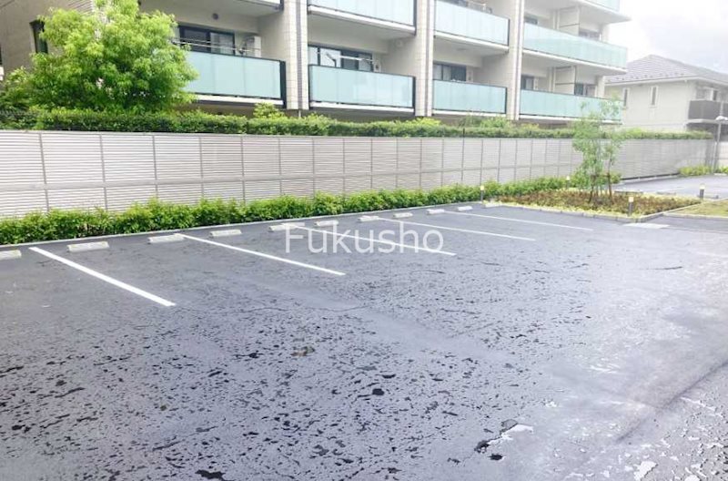 アソシエール大倉山  駐車場
