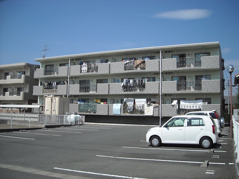 コーポラス三鈴 駐車場
