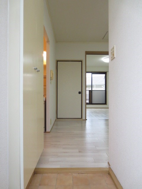 メゾン伍番館 玄関