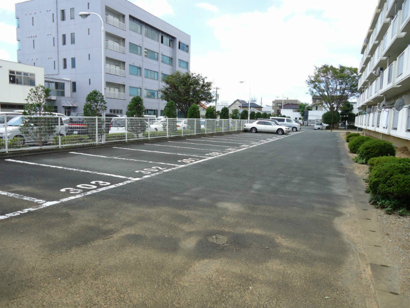 初生パークハイツ 駐車場