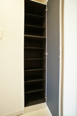 リブリ・六番館 玄関