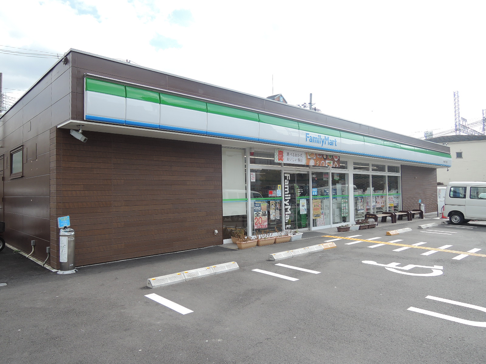 ドルフ岸里 コンビニ