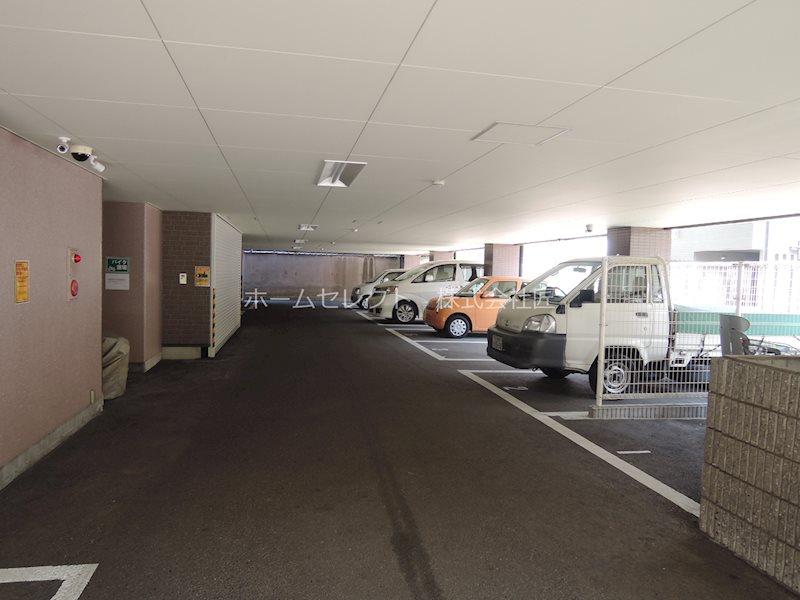 メゾン琵琶 駐車場