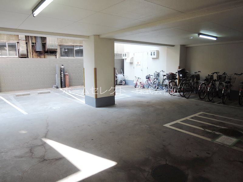 グランドムール岸里 駐車場