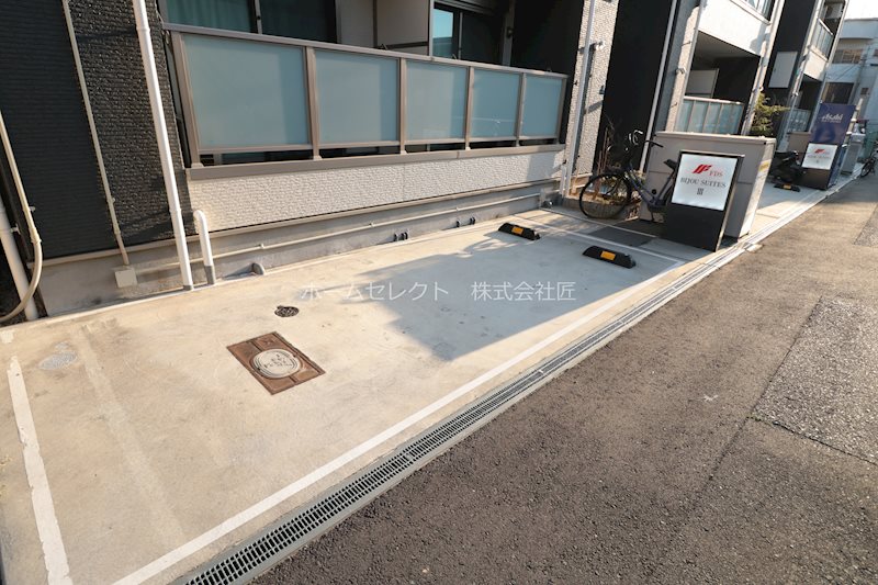 FDS BIJOU SUITESⅢ 駐車場