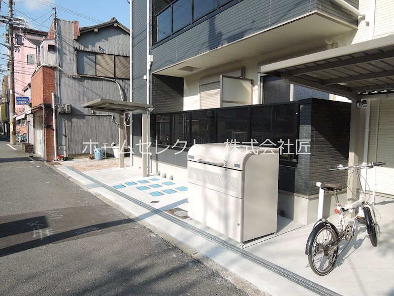F maison AXIA VIII 駐車場