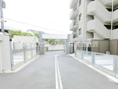 ブランズ帝塚山 駐車場