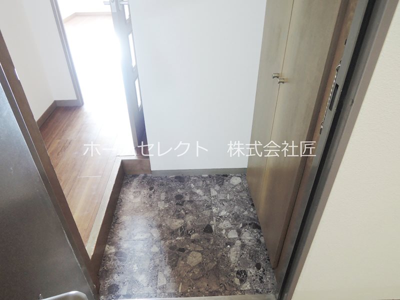 グランドムール岸里 玄関
