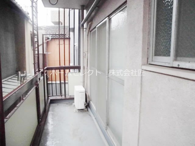 衣斐ビル 玄関