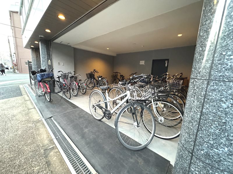 三研BLDロイヤル本館 駐車場