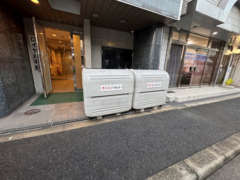 三研BLDロイヤル本館 庭