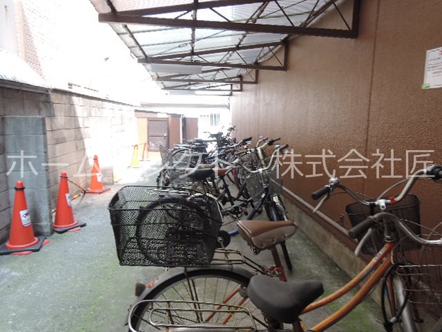 カモンコート岸里 駐車場