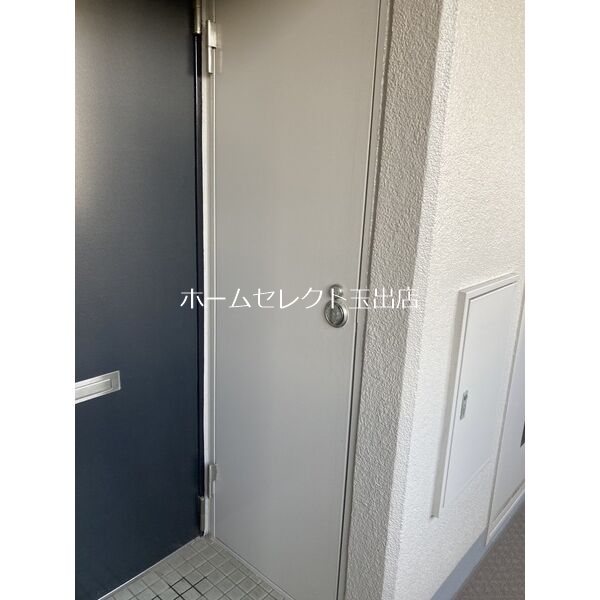 ファミール中加賀屋 玄関