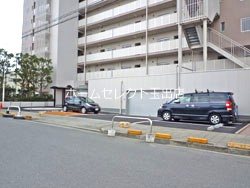 ファミール中加賀屋 駐車場