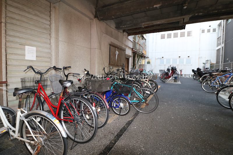 エイトビル岸里 駐車場