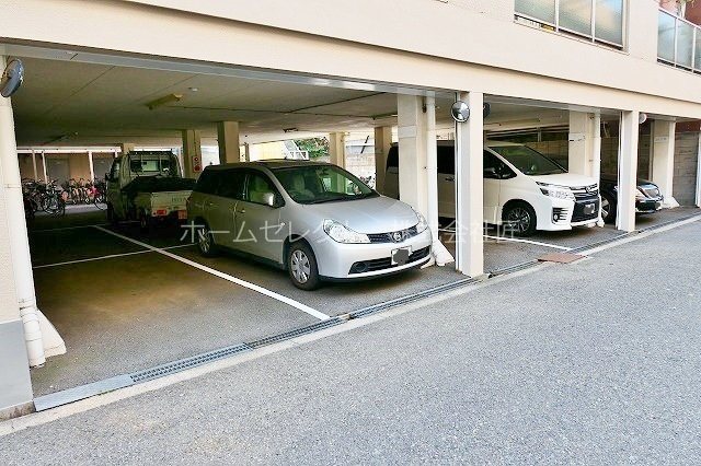 アベニュー玉出 駐車場
