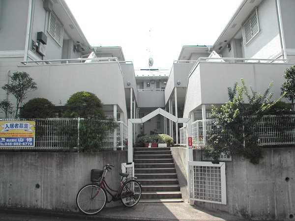 フェリース別所沼公園【別所沼公園まで徒歩１分と住環境良好♪】  202号室 外観