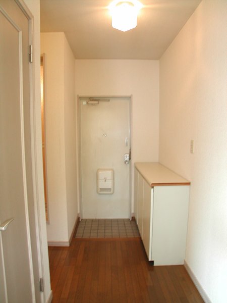 フェリース別所沼公園【別所沼公園まで徒歩１分と住環境良好♪】  玄関