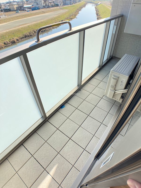 エペリ・メゾン ベランダ