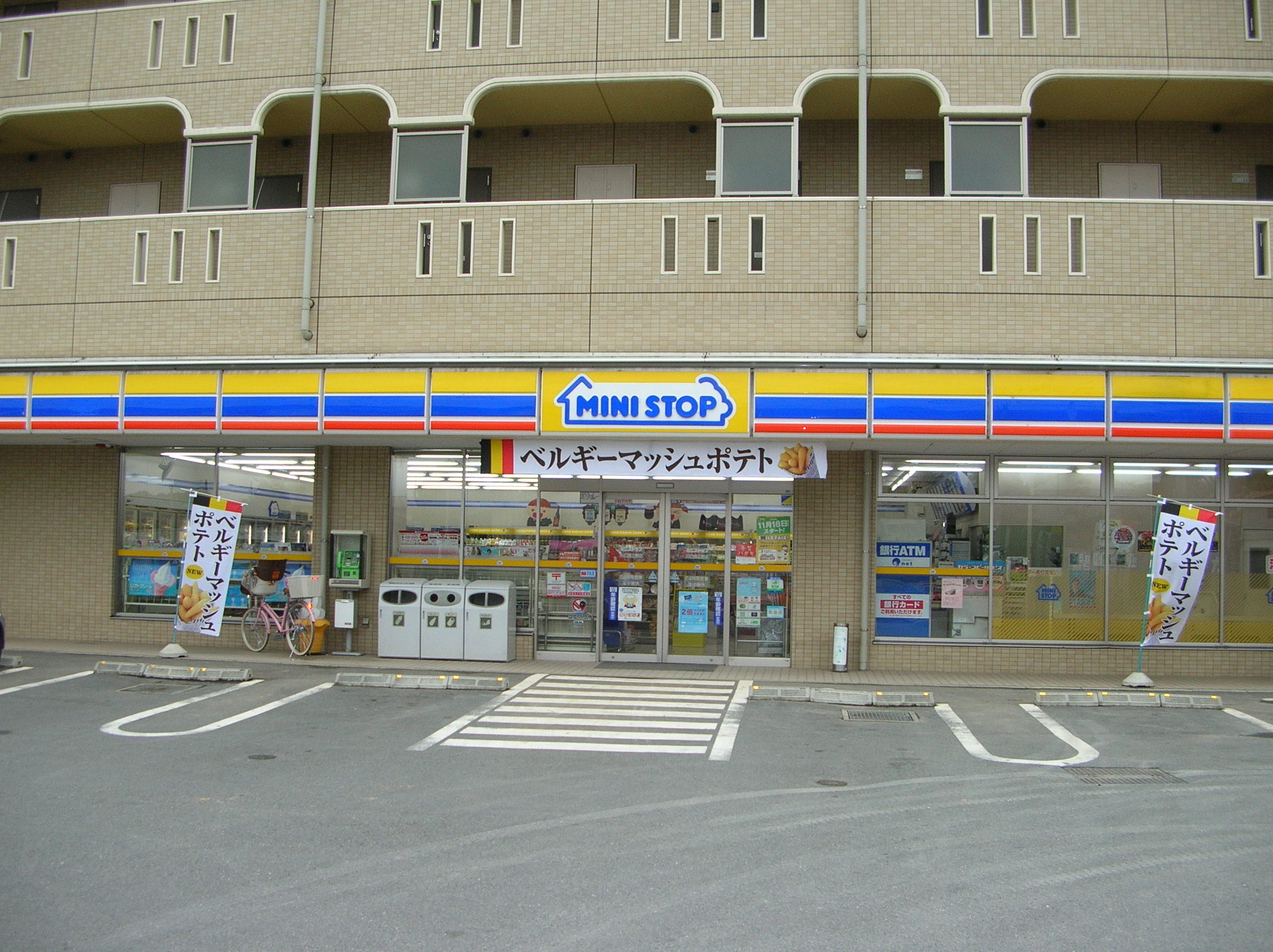 ラ　ベルヴィ コンビニ