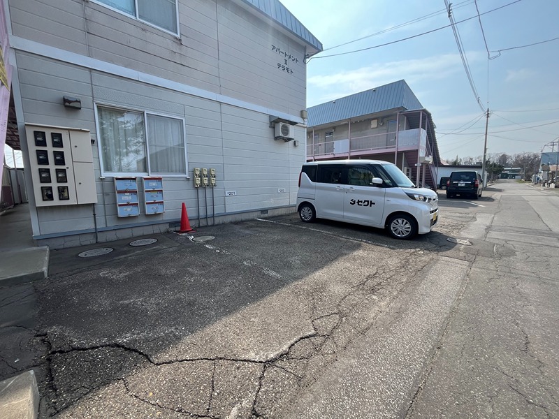 アパートメントテラモト 駐車場