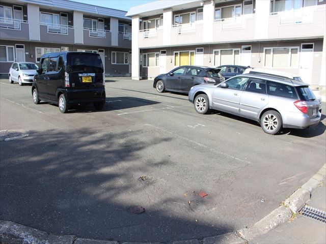 メイプルハウスＢ 駐車場