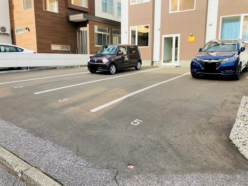 コンフォート３３ 駐車場