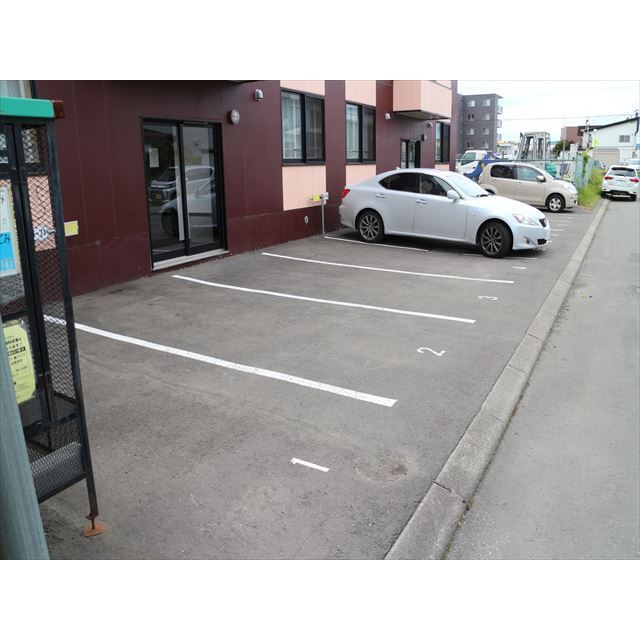 リバティ西富 駐車場