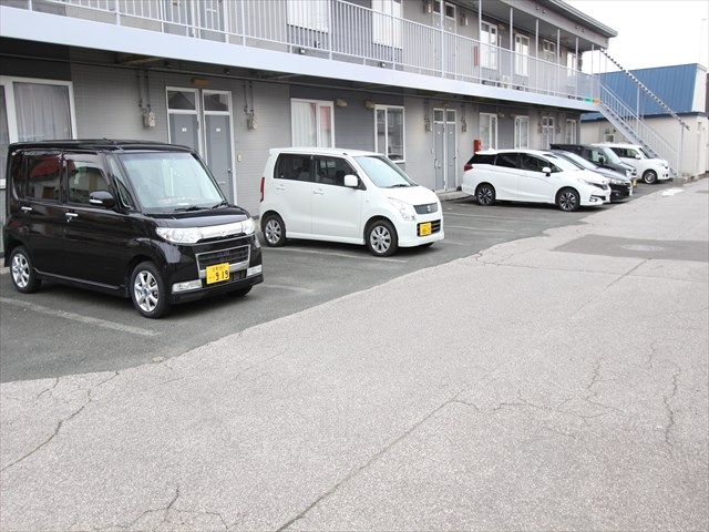 エレガントＣ 駐車場