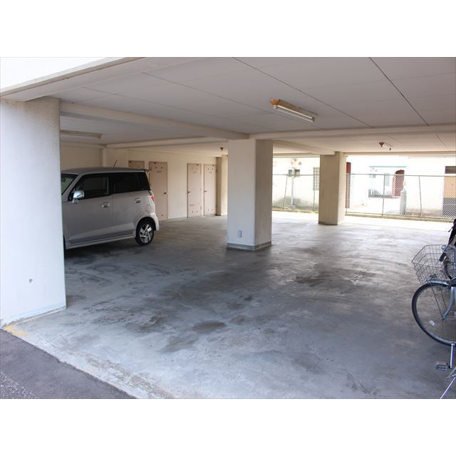 コーポ三輪 駐車場