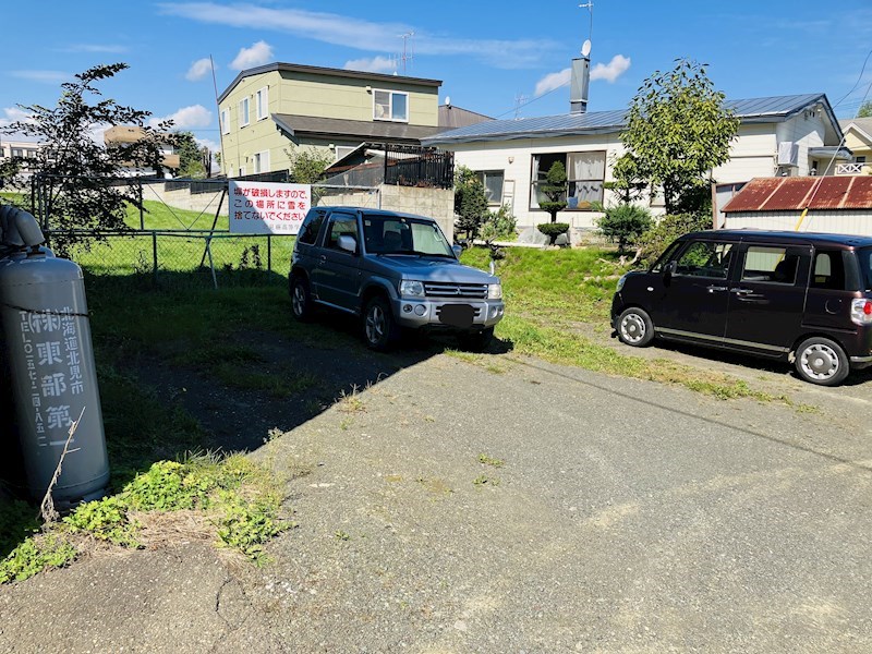 プリーゼント三楽 駐車場