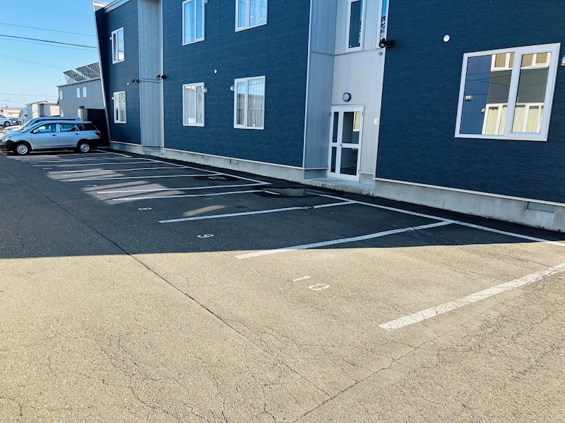 ラテールＡ 駐車場