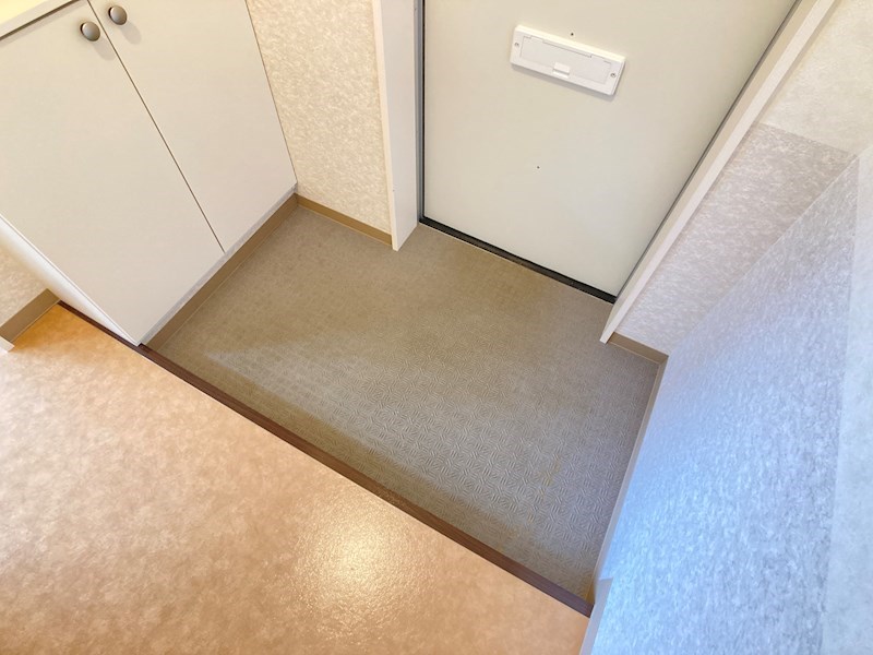 ラテールＡ 玄関