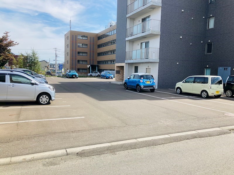 クレストパレス 駐車場