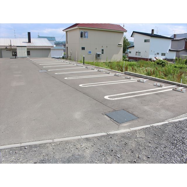 クレストール 駐車場