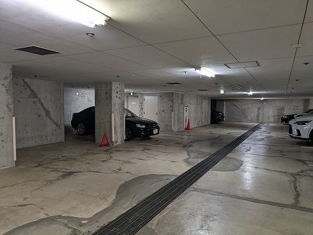 ウィスタリア 駐車場
