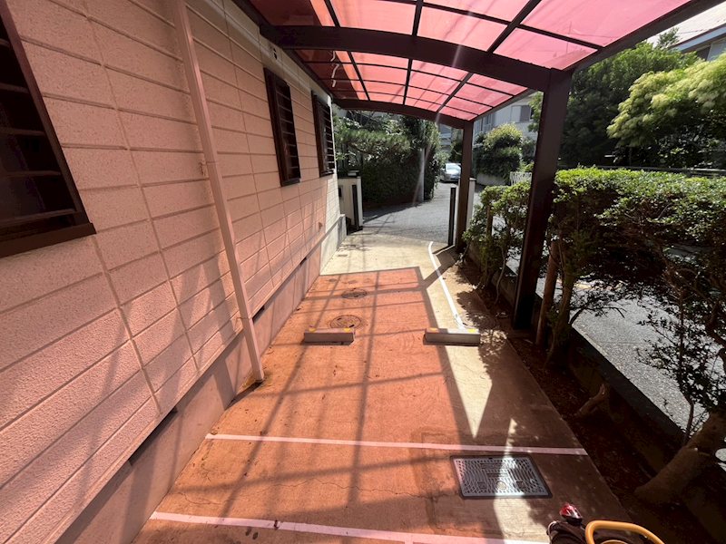 小見門様駐車場 玄関