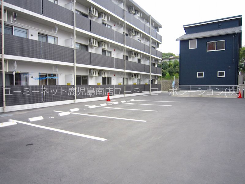 ヒルズ唐湊 駐車場
