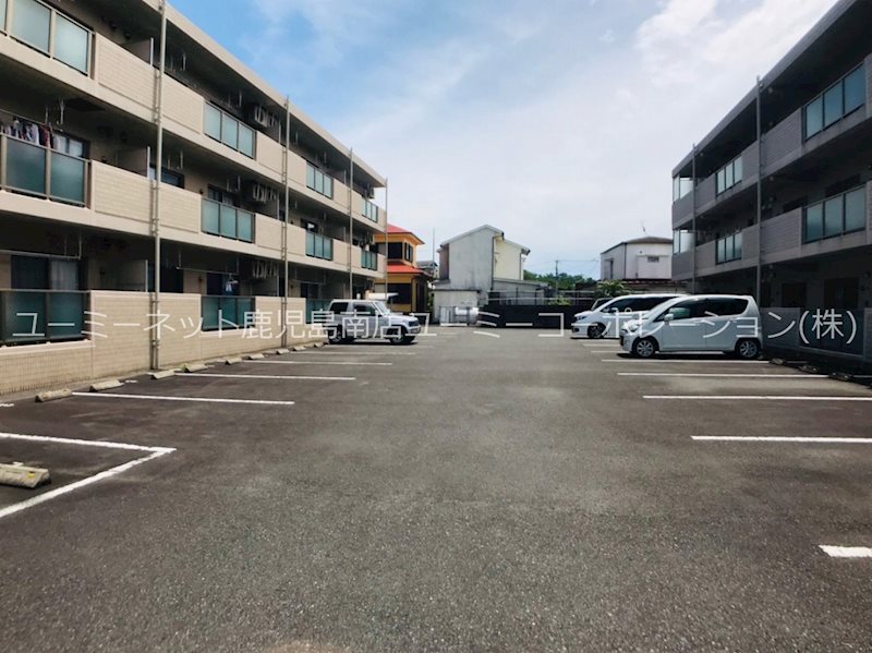 アイリスⅡ番館 駐車場