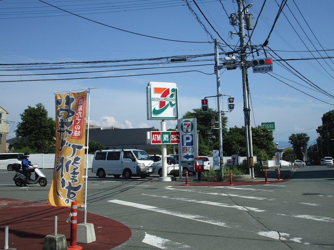 パークサイド山ノ内B コンビニ