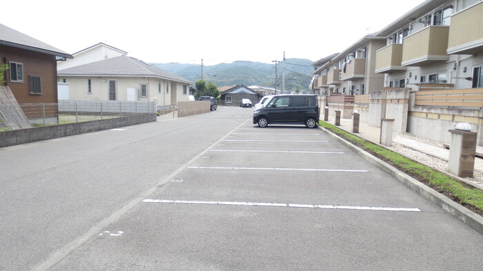 セジュールプルミエ B棟 駐車場