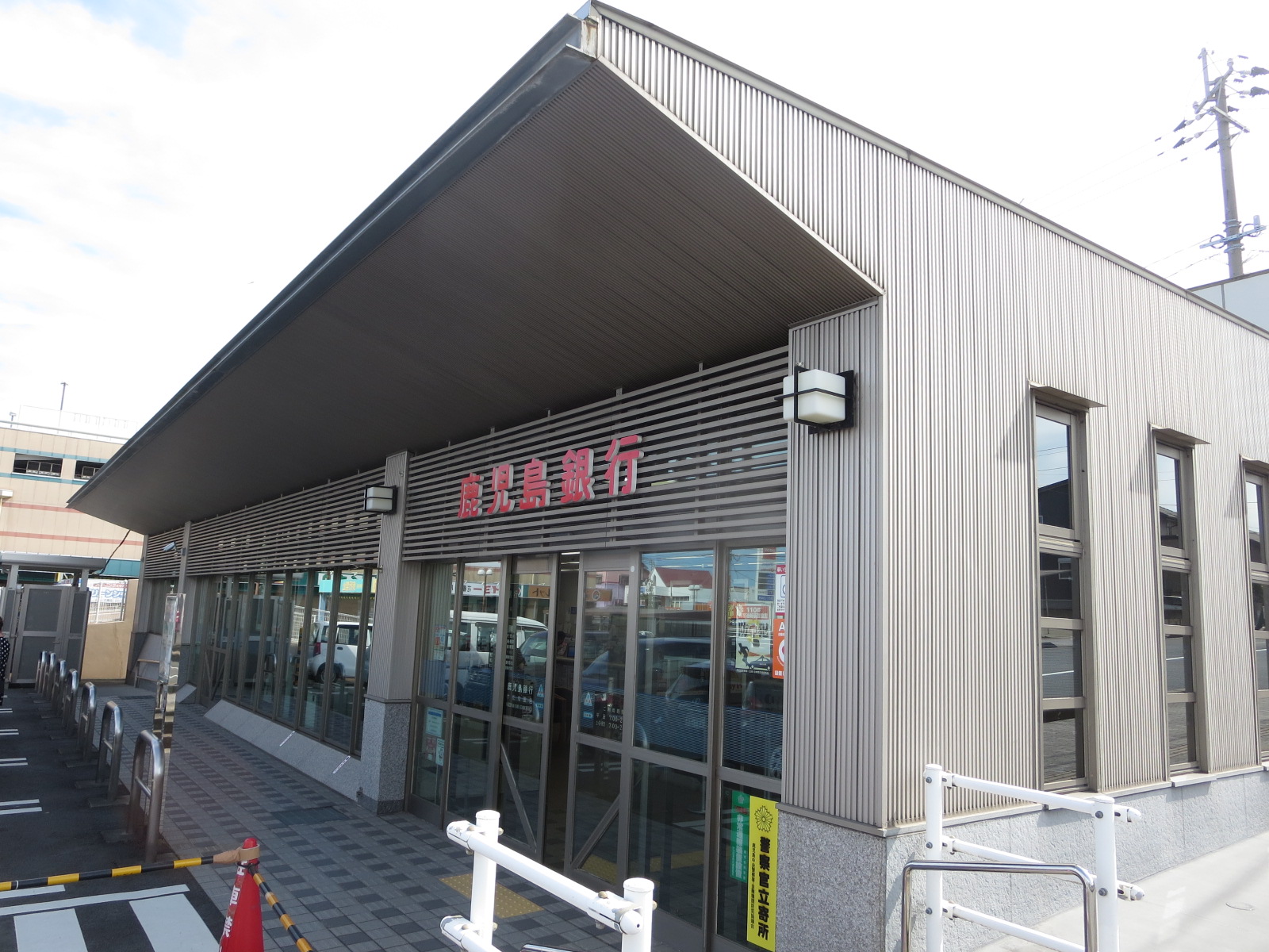 サニーコートM 銀行